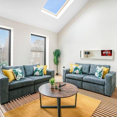 Tottenham- Exquisite 4-Bed Retreat With Ping Pong And Pool - Sleeps 7, Free Parking, Contractors & Long Stays Welcome London Exterior foto