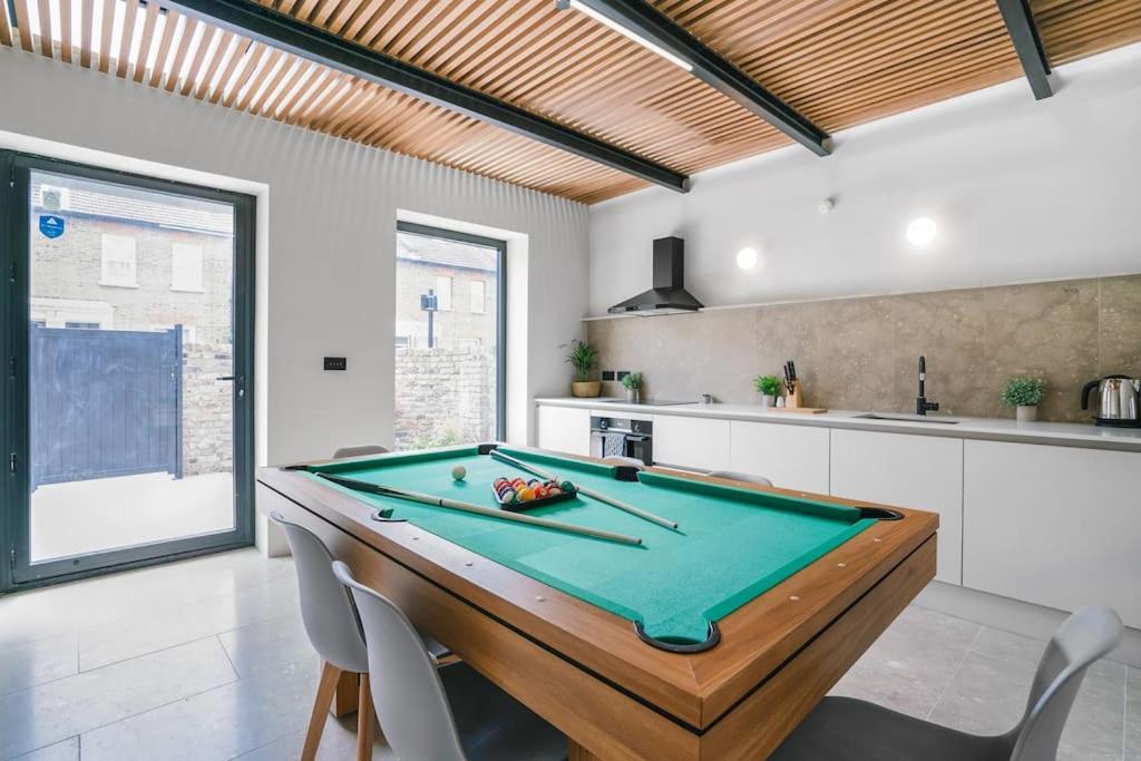 Tottenham- Exquisite 4-Bed Retreat With Ping Pong And Pool - Sleeps 7, Free Parking, Contractors & Long Stays Welcome London Exterior foto