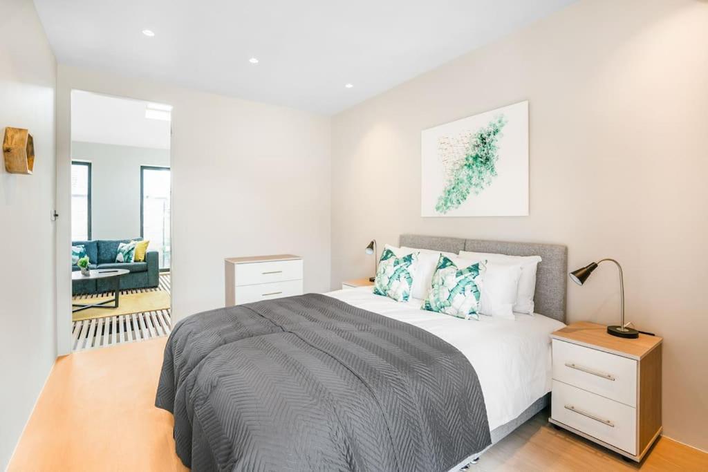 Tottenham- Exquisite 4-Bed Retreat With Ping Pong And Pool - Sleeps 7, Free Parking, Contractors & Long Stays Welcome London Exterior foto