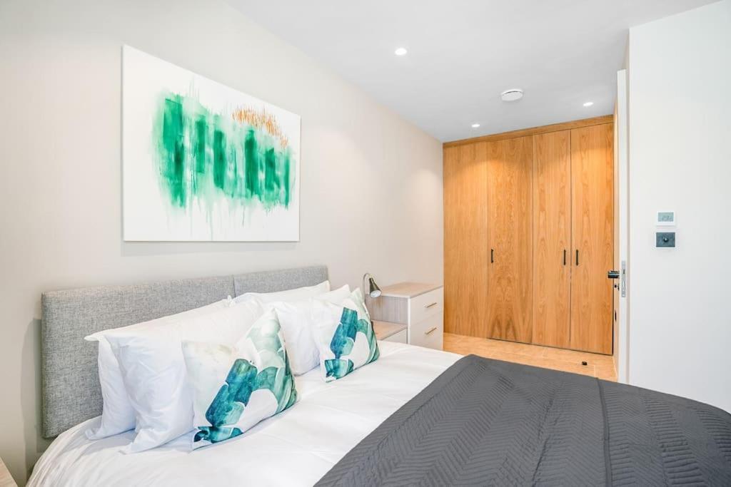Tottenham- Exquisite 4-Bed Retreat With Ping Pong And Pool - Sleeps 7, Free Parking, Contractors & Long Stays Welcome London Exterior foto