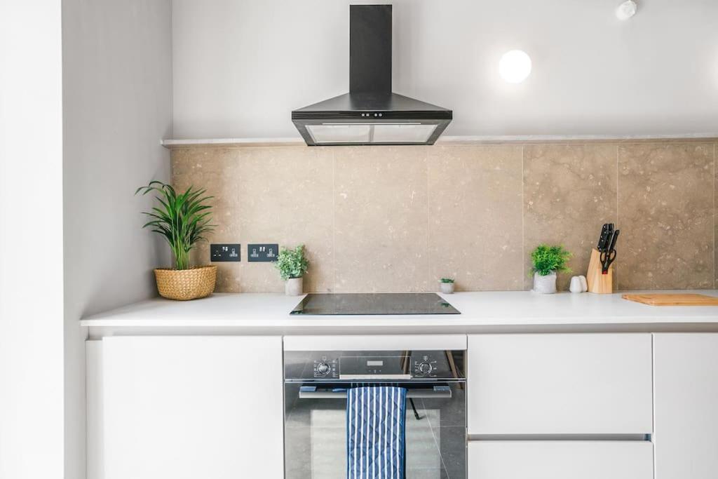 Tottenham- Exquisite 4-Bed Retreat With Ping Pong And Pool - Sleeps 7, Free Parking, Contractors & Long Stays Welcome London Exterior foto